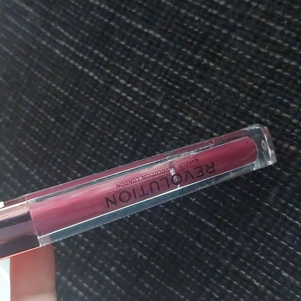 New makeup‎ revolution lip vinyl black forest - Picture 2 of 5